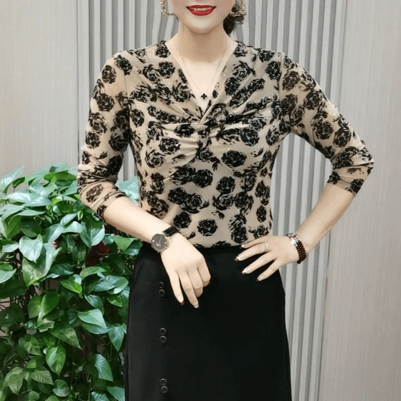 【大码】秋季新款时尚V领褶皱玫瑰花上衣洋气百搭气质长袖女
