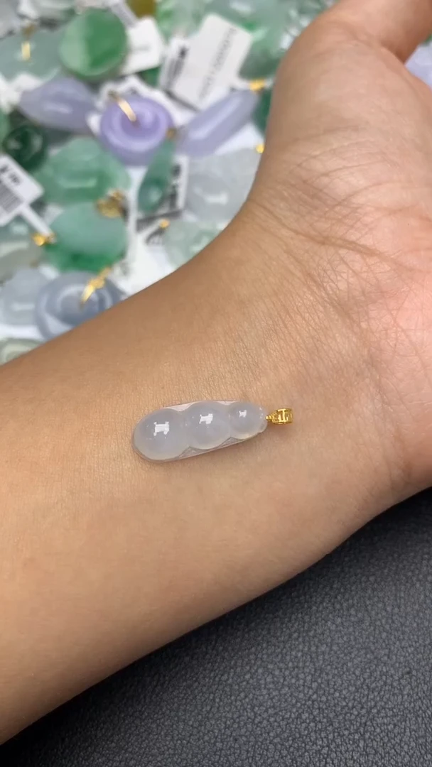 颈饰18K金镶嵌翡翠简**乐a货支持复检百元上9元证书费自理