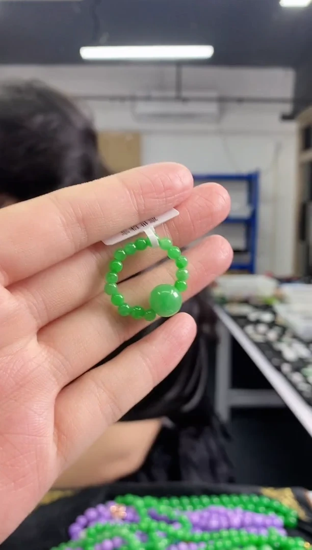 翡翠戒圈未镶嵌 多样性发其一颜色微差