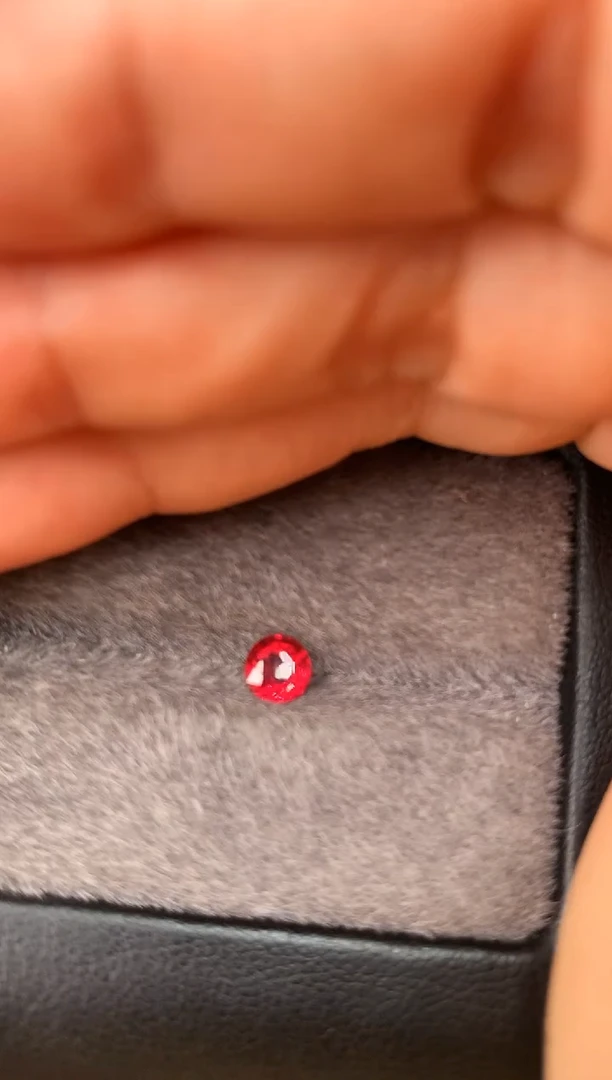 未镶嵌裸石定制尖晶石圆切型 霓虹色调 0.59ct