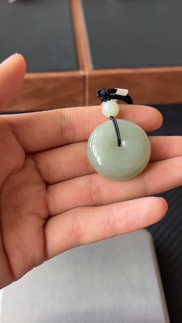 【闪购商品】和田玉吊坠(赠链)未镶嵌且末微色差近矿