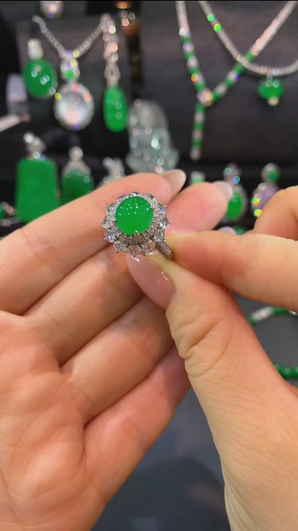 18K金镶嵌戒指翡翠戒指