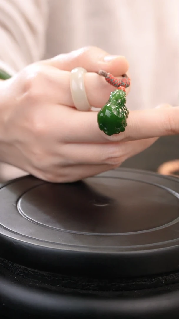 颈饰未镶嵌和田玉（碧玉）小小的大貔貅