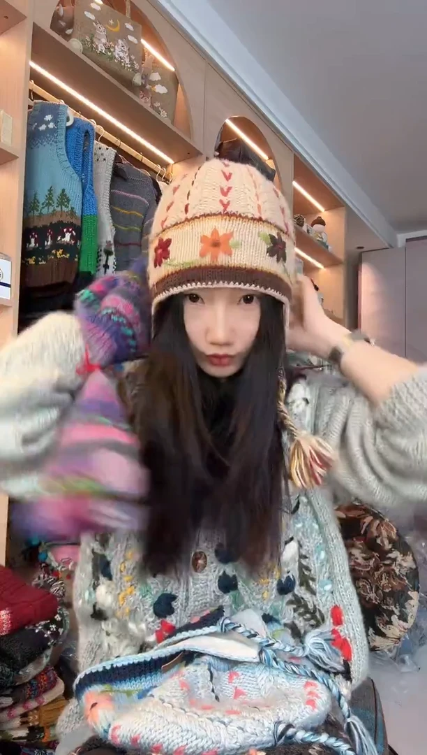 羊毛咖色刺绣护耳帽