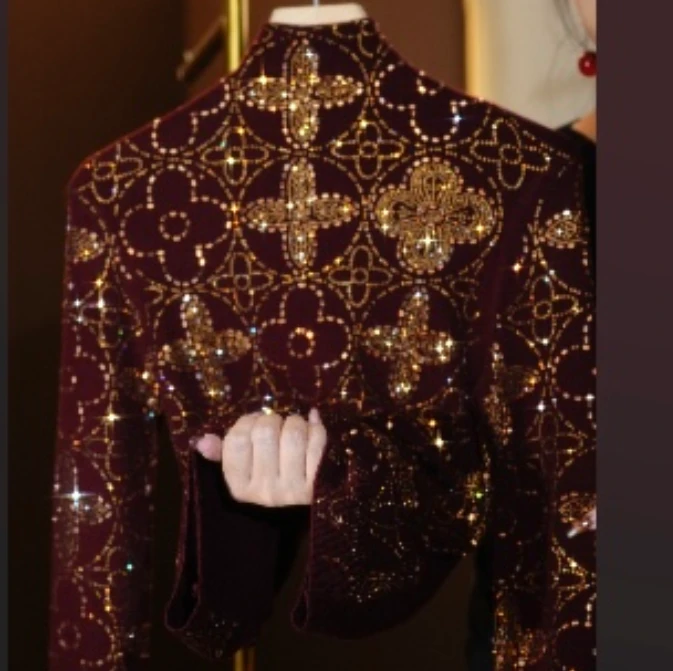 2118-天天（幸运四叶草）2025新款百搭减龄烫钻重工气质时尚打底衫