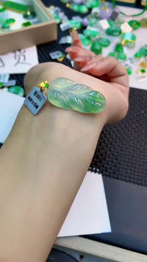 翡翠18K金镶嵌吊坠(不含链)1