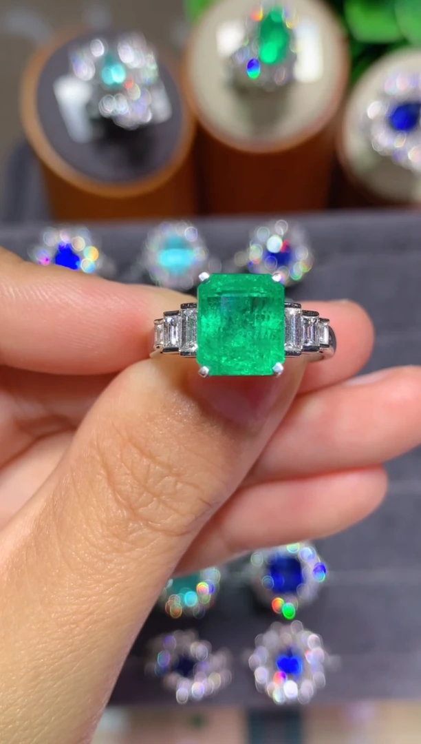 18K金镶嵌戒指祖母绿3.26CT