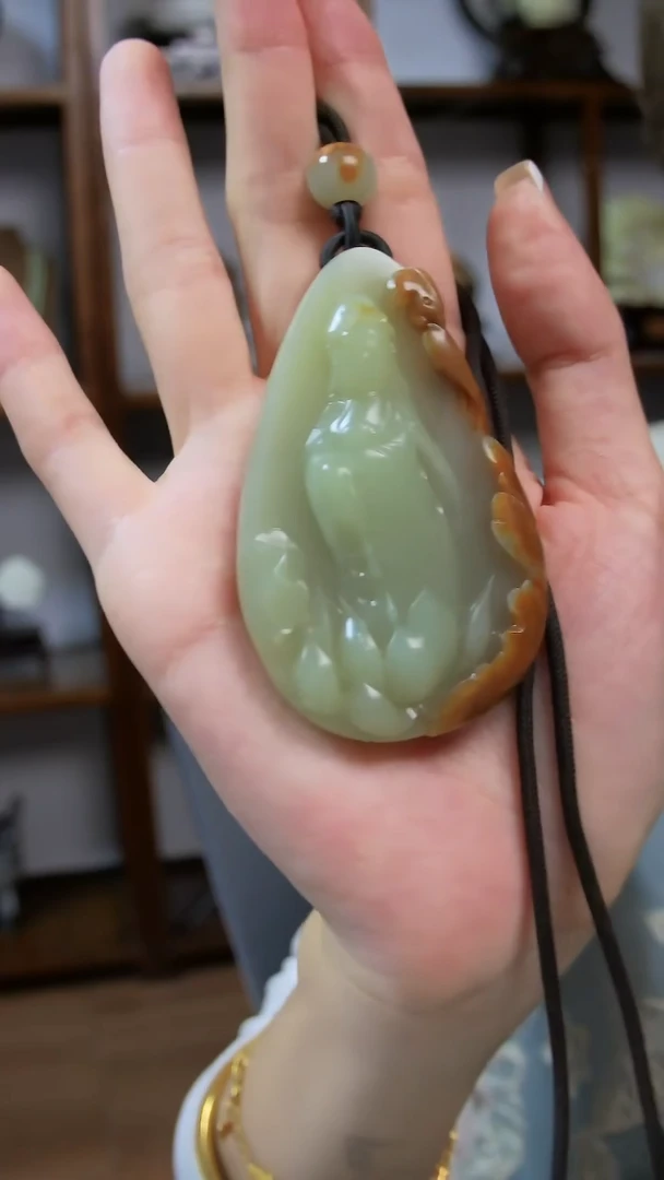 颈饰未镶嵌岫岩河磨玉（透闪石质玉）观音