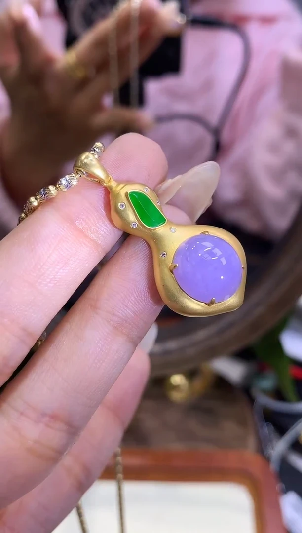 18K金镶嵌挂件翡翠蛋面不含链