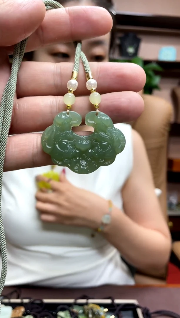 岫玉未镶嵌颈饰·