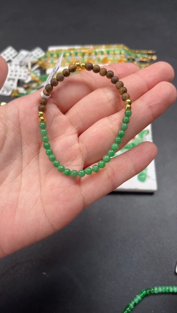 套链足金镶嵌翡翠一个  P569