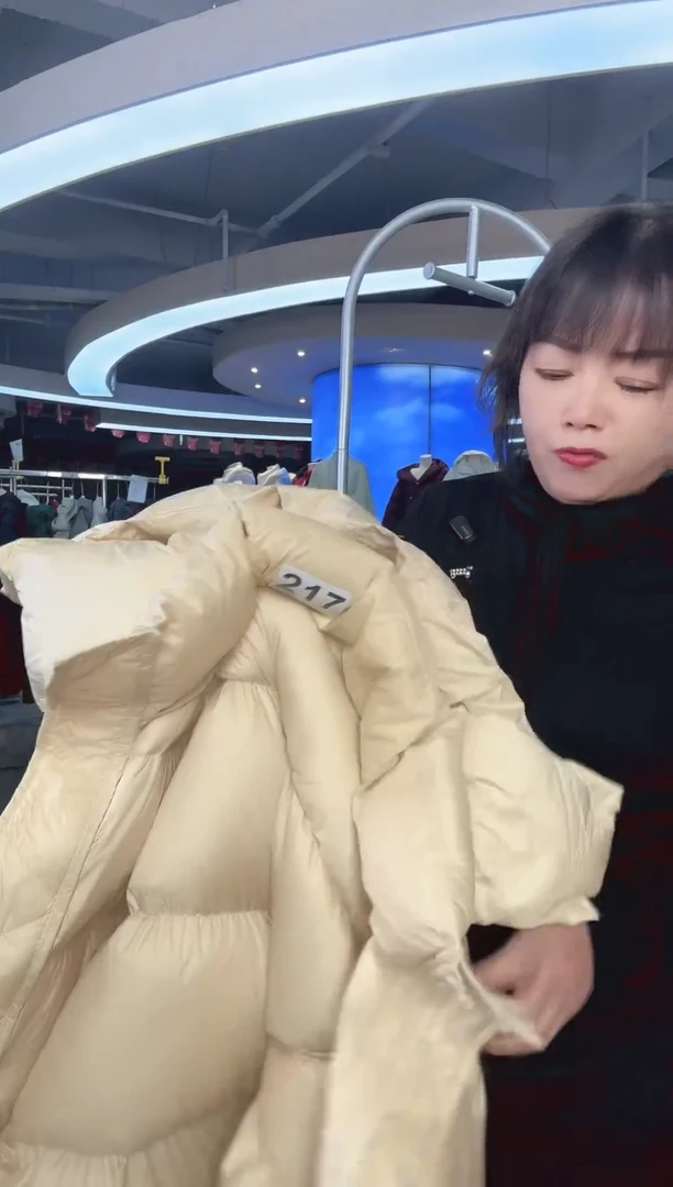 217 黄色繁花羽绒服