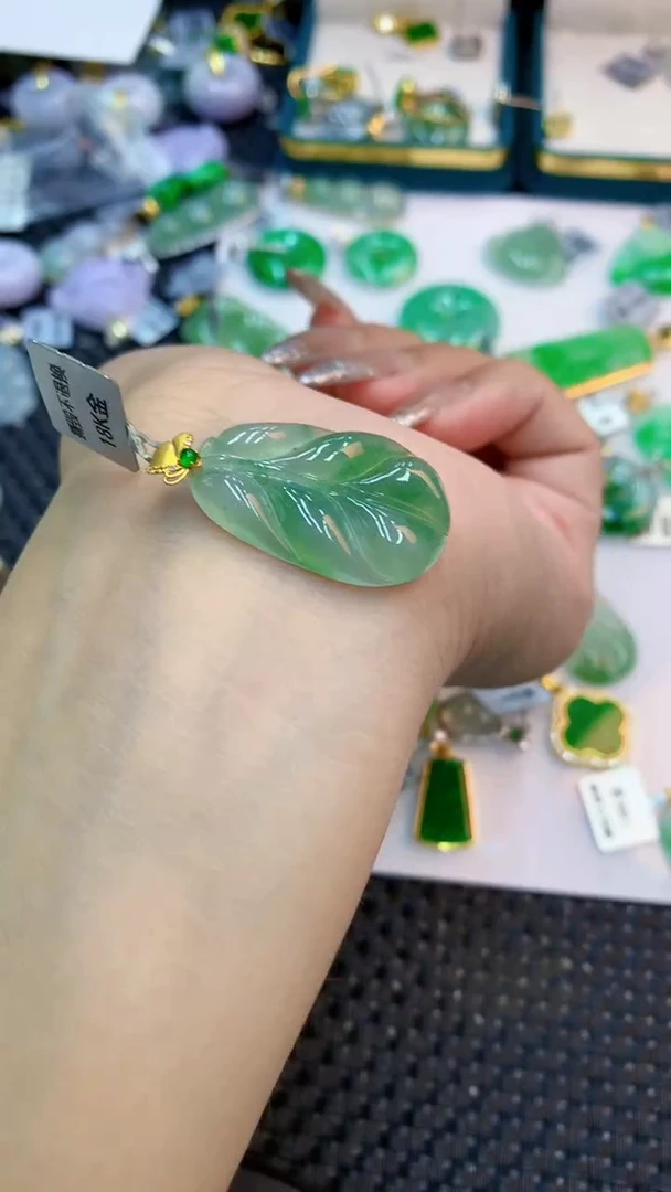 颈饰18K金镶嵌翡翠1