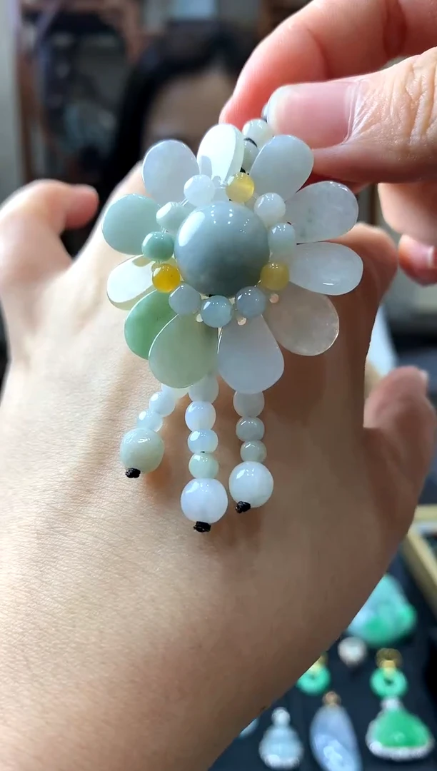 翡翠未镶嵌颈饰挂件
