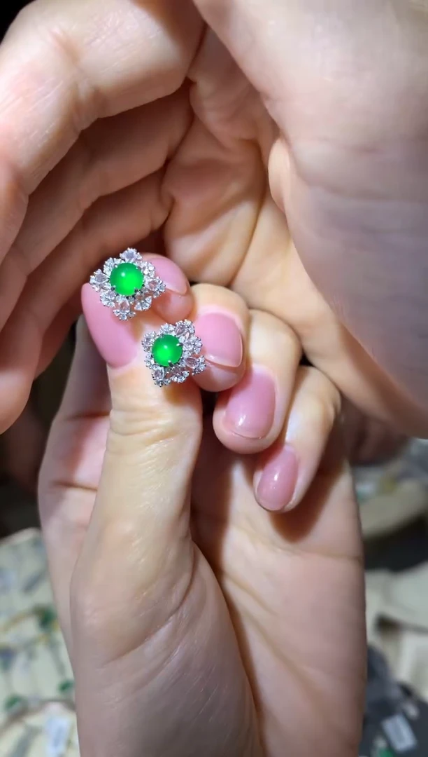 18K金镶嵌翡翠耳饰不退不换