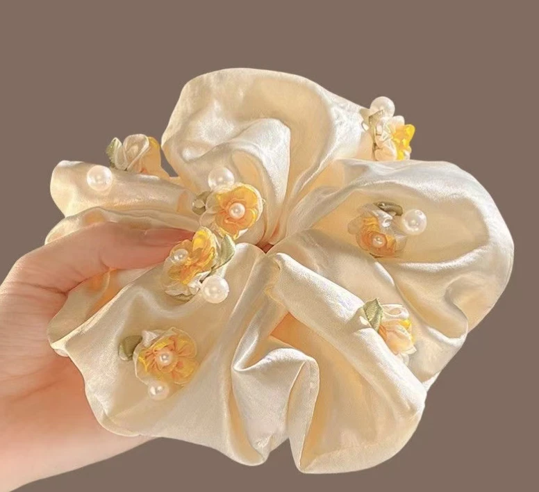 004   淡黄色温柔珍珠花朵缎面大肠发圈