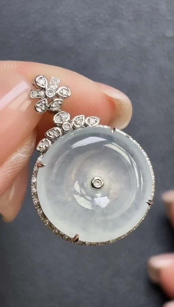 颈饰18K金镶嵌翡翠平安扣