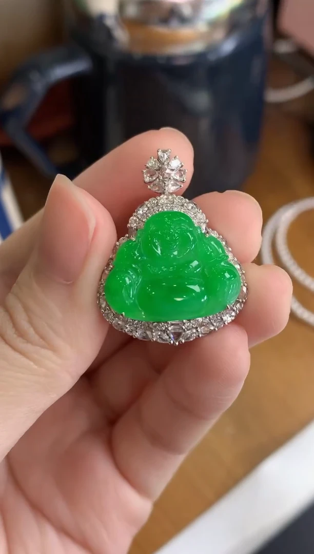 颈饰18K金镶嵌翡翠绿佛公