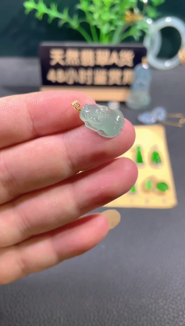 翡翠18K金镶嵌颈饰翡翠