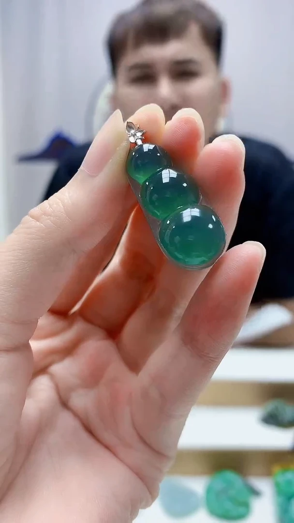 18K金镶嵌定制翡翠4868zm-毛货挂件豆子102