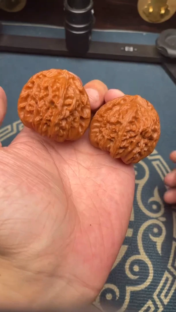 文玩核桃吊坠白狮子全品42+