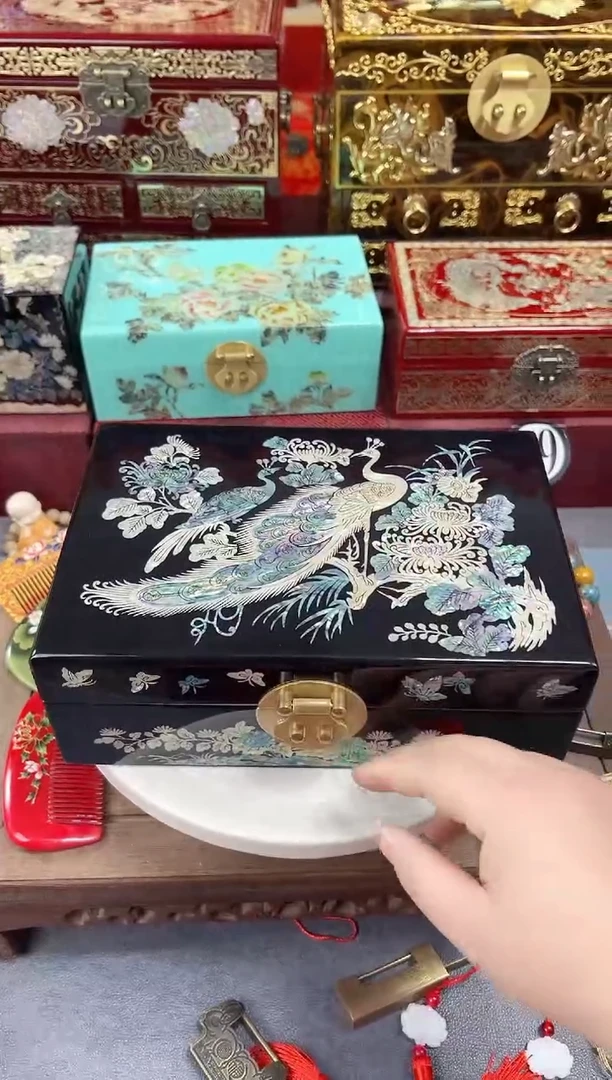 有**人25厘米双层黑底螺钿镶嵌铜扣孔雀