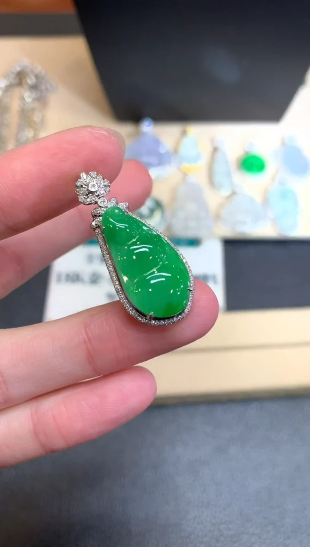 【闪购商品】翡翠颈饰18K金镶嵌福豆【无服务费】