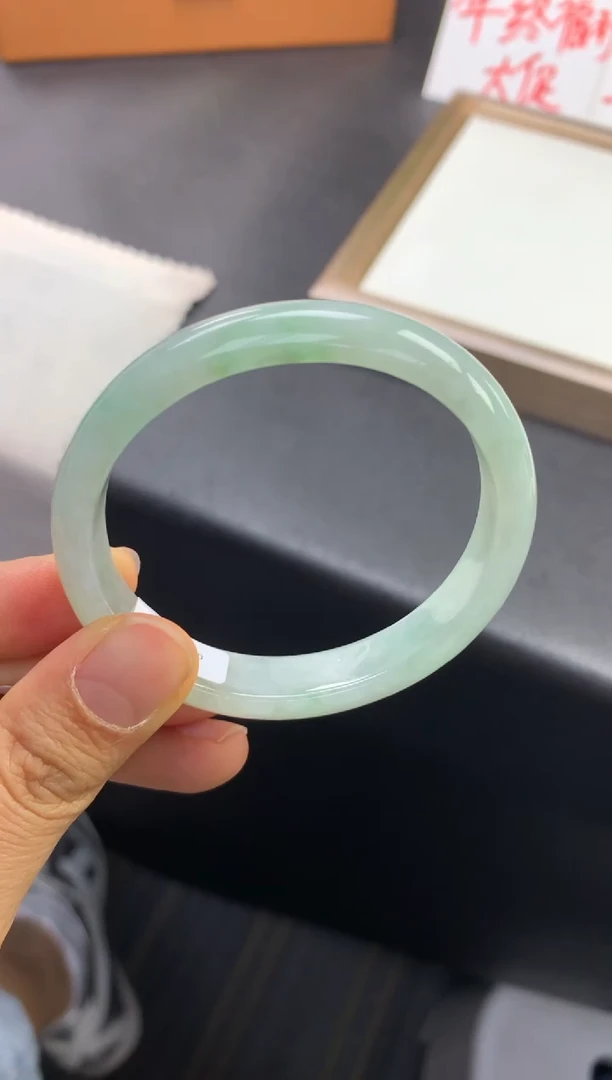 未镶嵌手镯（贵妃镯）翡翠退货需手镯吊牌标签完好