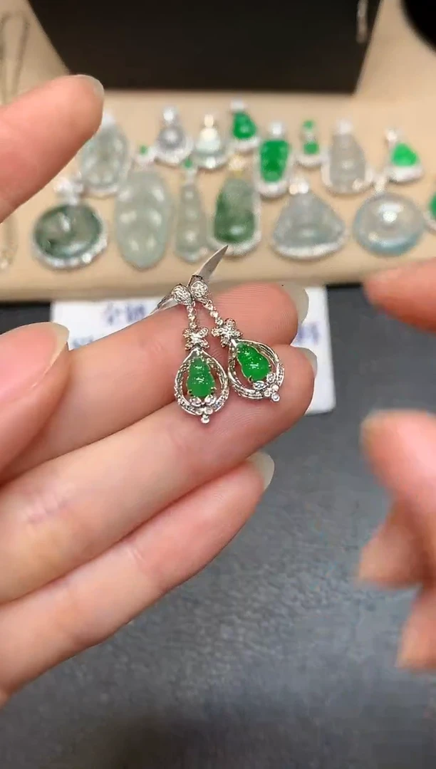 18K金镶嵌翡翠耳饰【无服务费