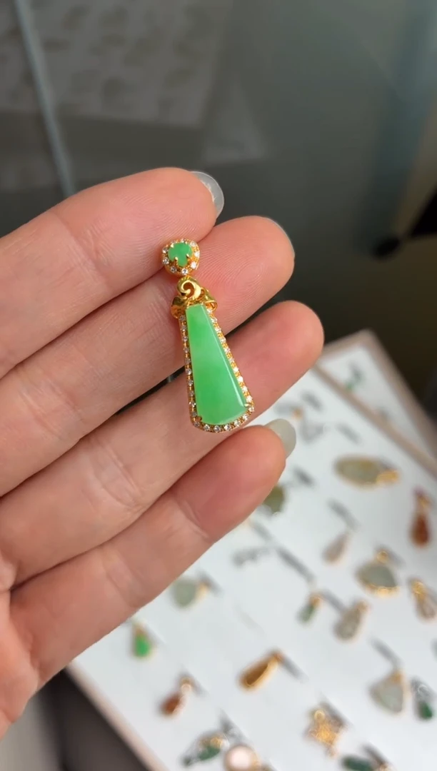 颈饰18K金镶嵌翡翠天然翡翠A货