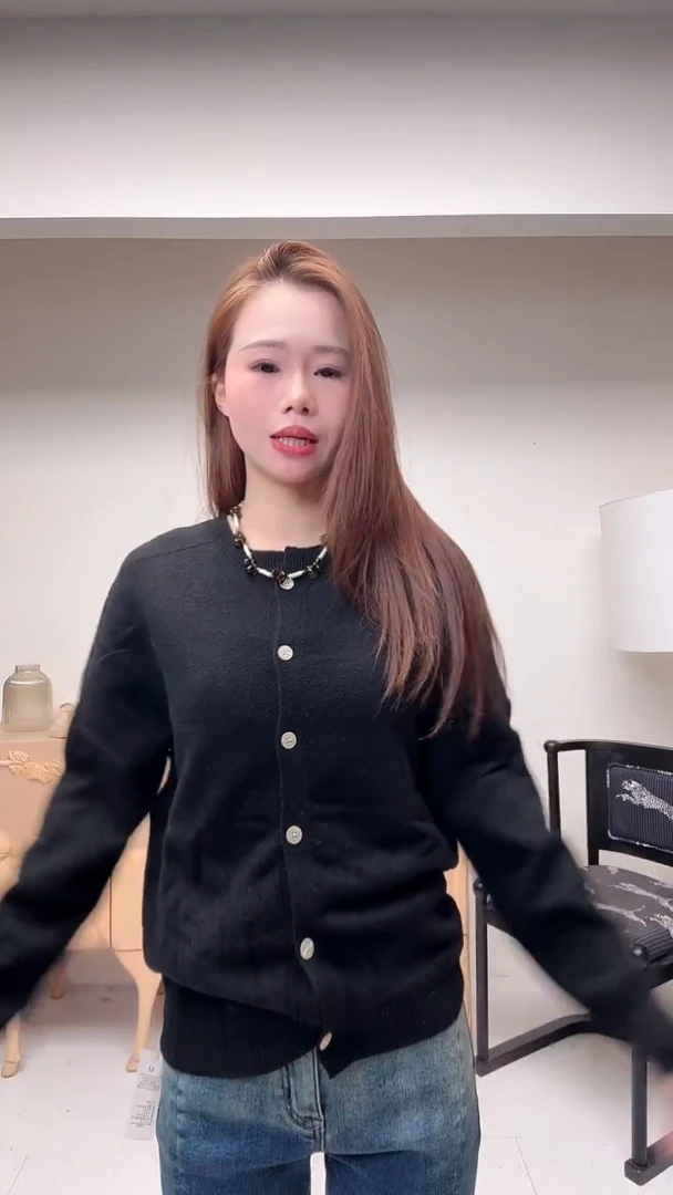 黑色简约经典开衫