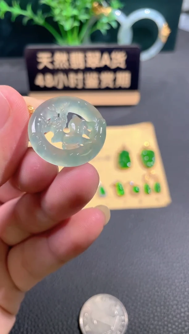 翡翠18K金镶嵌颈饰翡翠