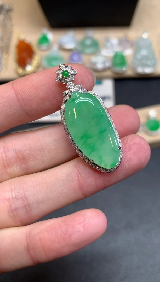 【闪购商品】翡翠颈饰18K金镶嵌福瓜【无服务费】