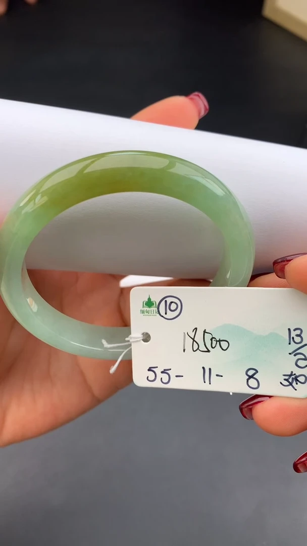 【闪购商品】翡翠手镯未镶嵌 #情人节#送礼，下单联系客服核对地址~
