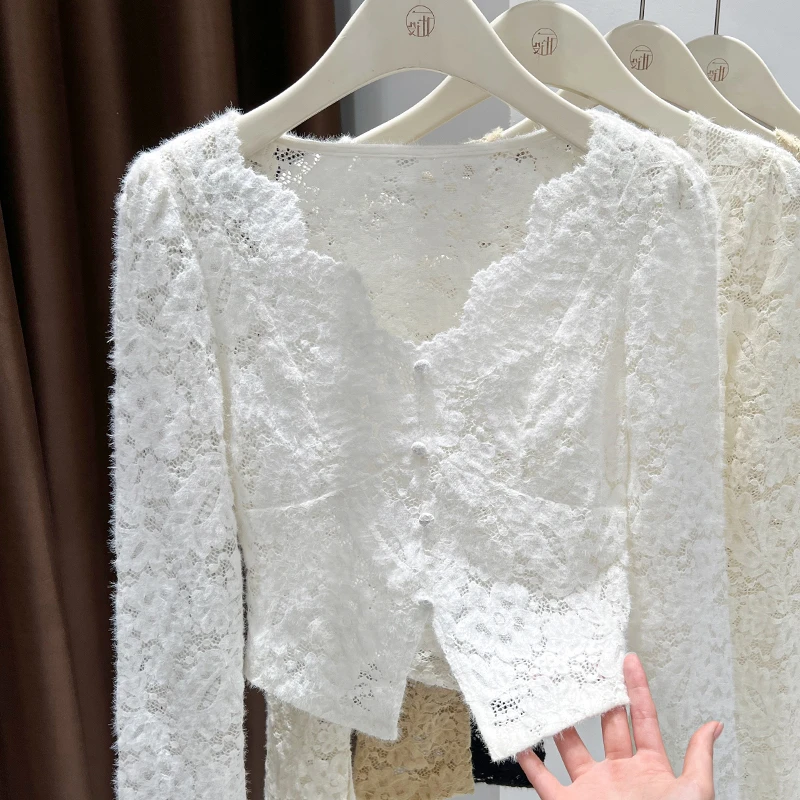 白色磨毛蕾丝花边打底衫女爆款2025新款秋季短款镂空V领内搭上衣