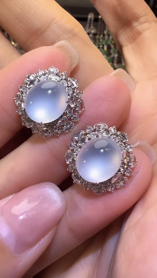 18K金镶嵌翡翠耳饰蛋面