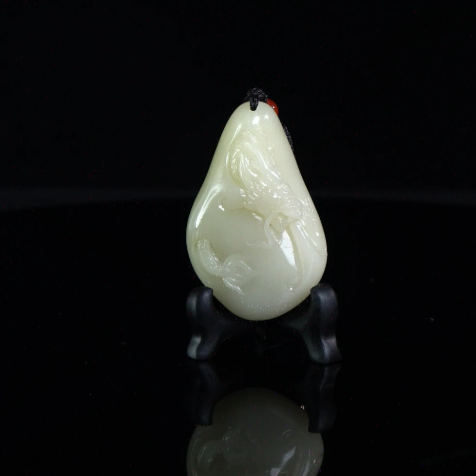 Lot.4.寿山石山顶白芙蓉龙吸水挂件35.8克5.1x3.2x1.6cm