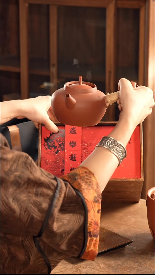 木纹盒金骏眉1盒沙铫1个