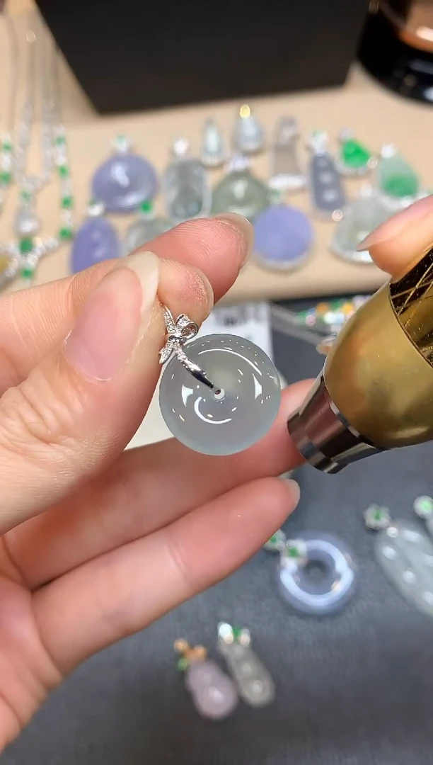 颈饰18K金镶嵌翡翠平安扣【无服务费