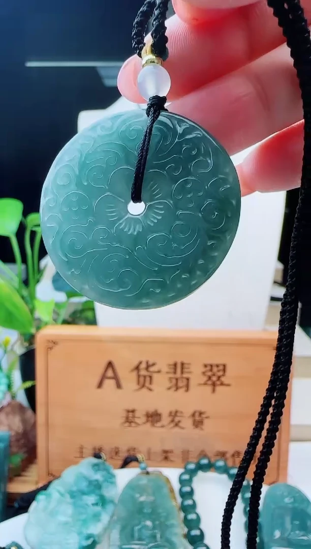 翡翠未镶嵌颈饰多样性发货其中一件