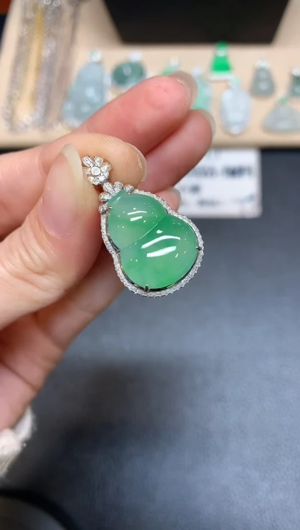 【闪购商品】翡翠颈饰18K金镶嵌葫芦【无服务费