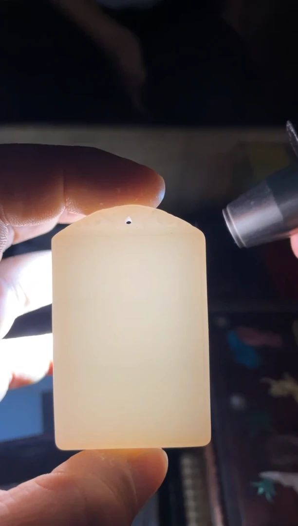 和田玉未镶嵌颈饰羊脂白平安牌1件