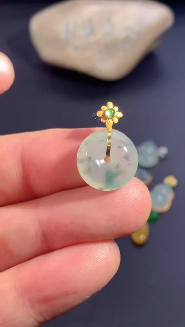 颈饰18K金镶嵌翡翠