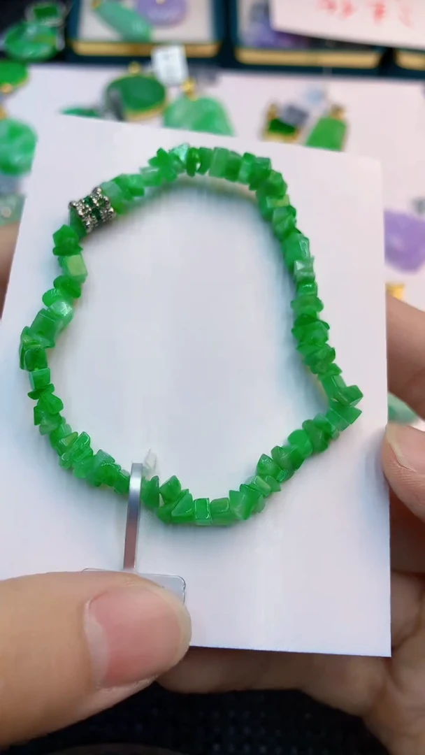 翡翠未镶嵌颈饰             1