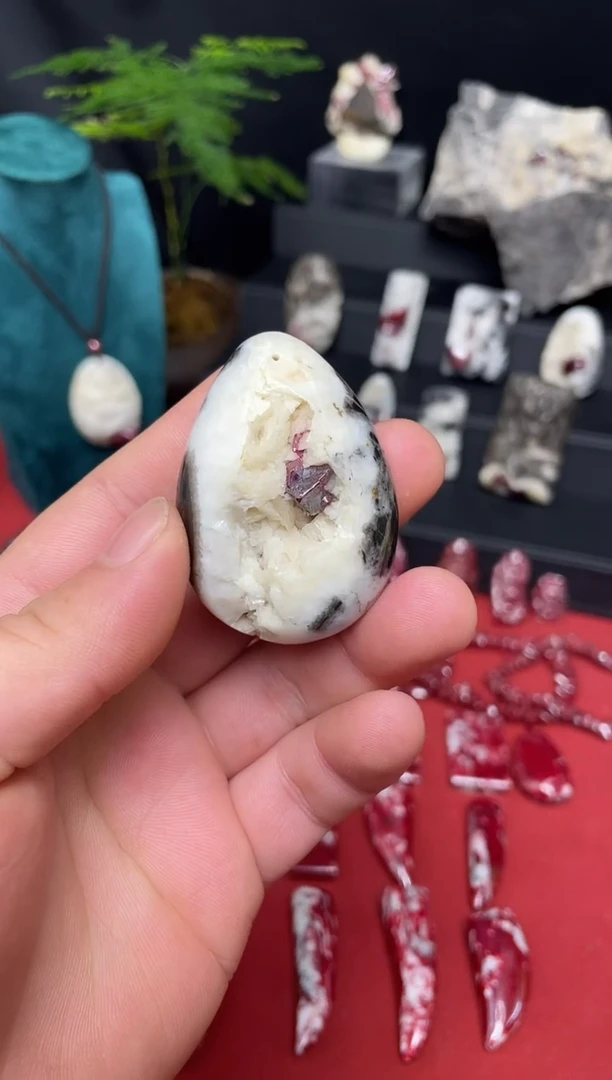 天然辰砂单晶体聚宝盘吊坠