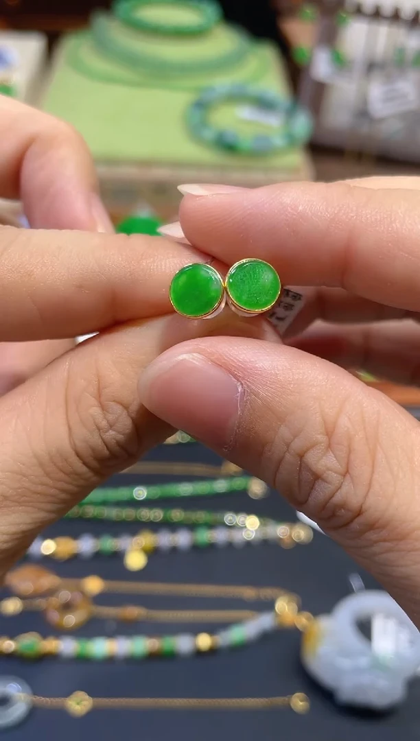 颈饰18K金镶嵌翡翠耳钉