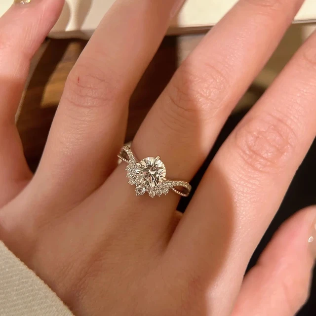 阿吉豆爆闪加冕皇冠v型鸽子蛋戒指女轻奢高级感莫桑石点钻仿真结