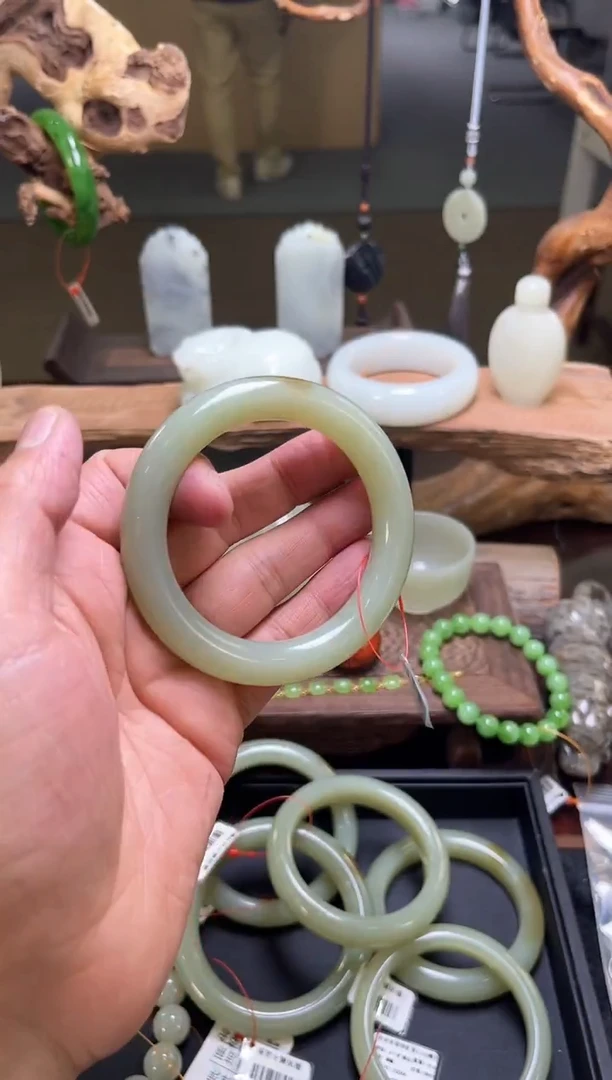 【闪购商品】和田玉手镯未镶嵌若羌糖黄 58圈 30053