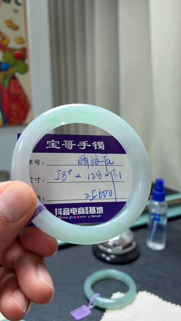 翡翠手镯未镶嵌翡翠手镯