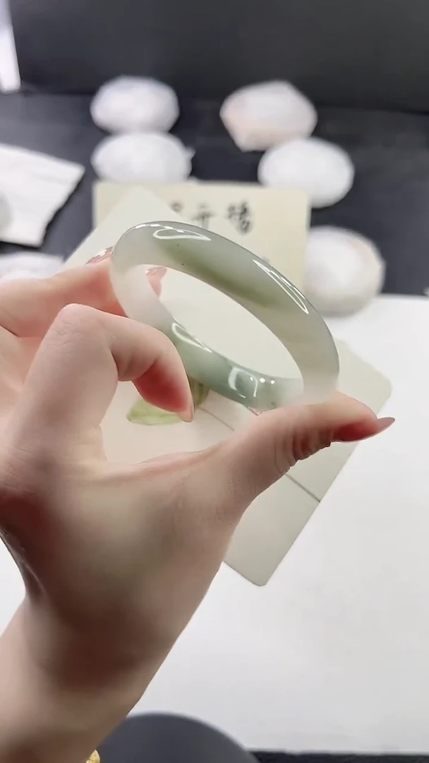 未镶嵌手镯石英质玉L246